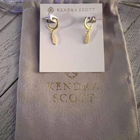 Kendra Scott Fern Huggie earrings New - Picture 2 of 6
